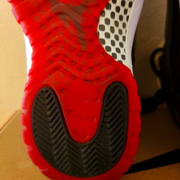Jordan 11 Retro Playoffs Bred (2019) 378037-061 Size 9.5 - Picture 11 of 15